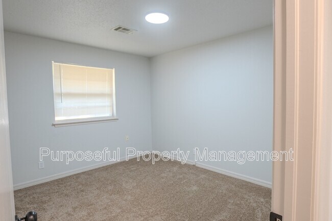 Building Photo - 2412 Laneway Dr