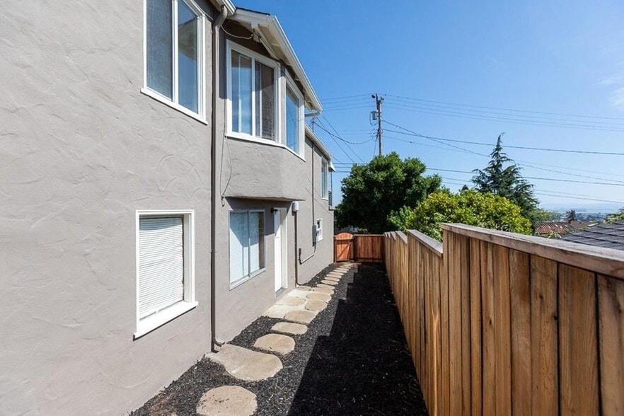 Building Photo - Beautiful 3 bed 2 bath newly renovated Kensington view home