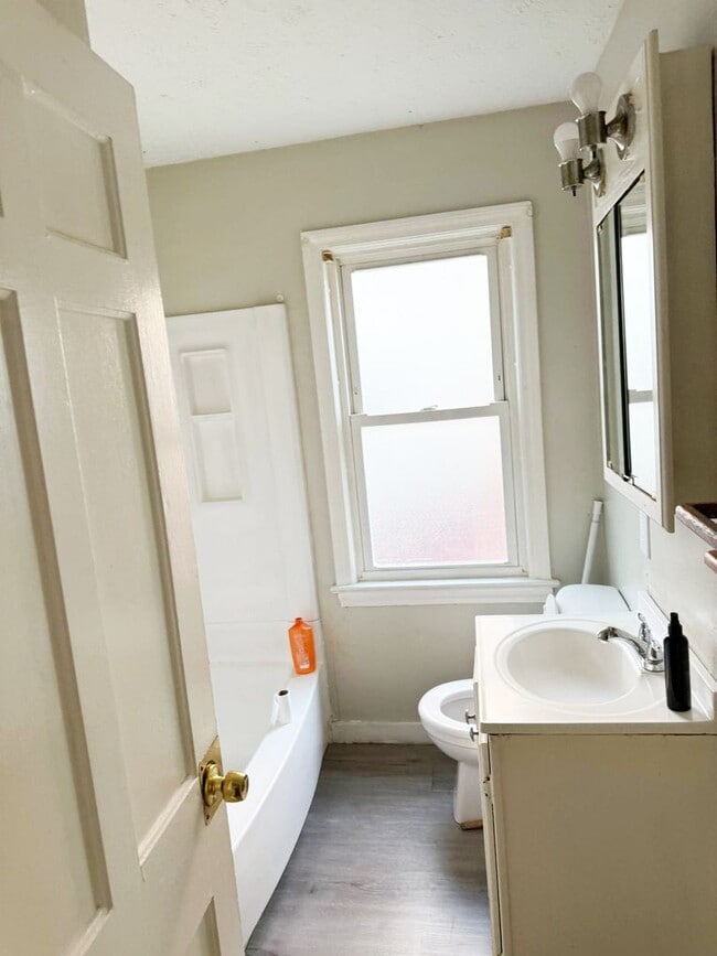 Building Photo - 3 BED 1 BATH BEAUTIFUL SINGLE FAMILY HOME