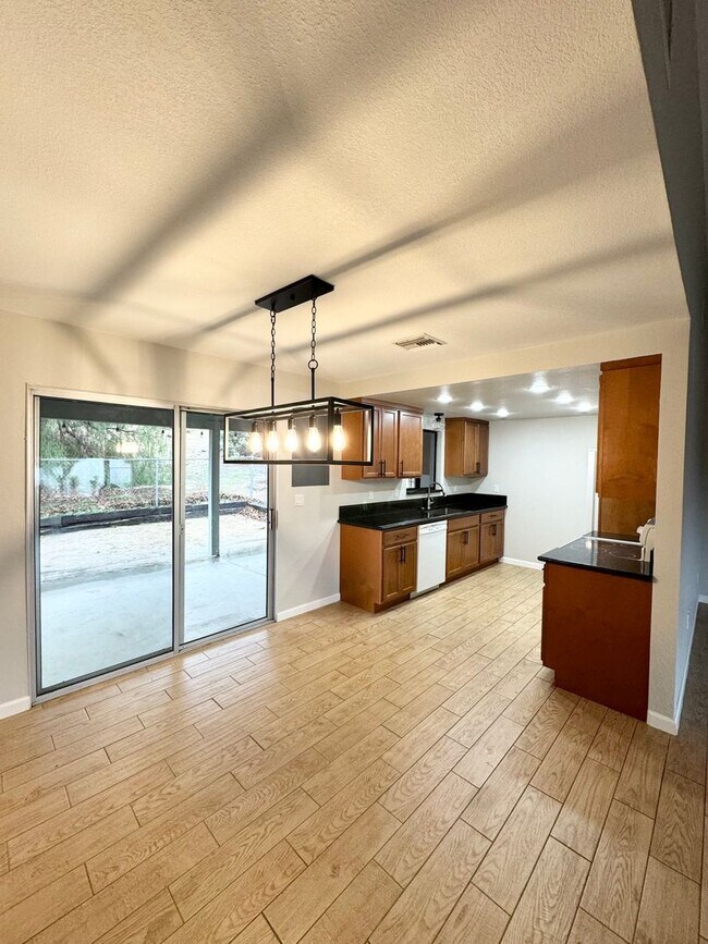 Building Photo - Great Views/3BED 2BATH/SOLAR/Move in ready