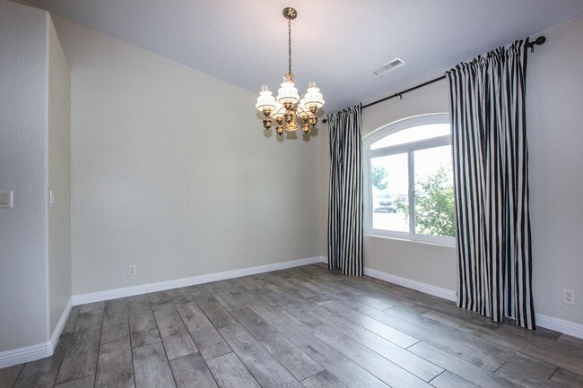 Building Photo - 3 Bedroom Home in Viewpoint East  Applicat...