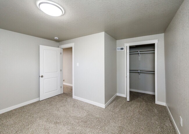 Building Photo - Newly Remodeled 5 Bed Home with Huge Yard