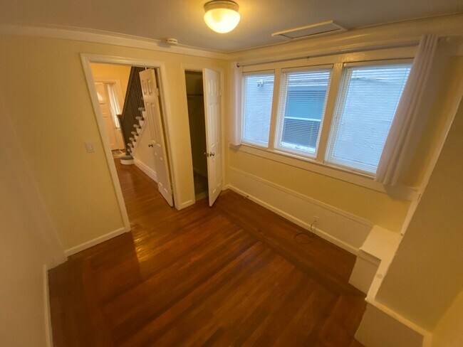 Building Photo - Advent - Gorgeous 5 Bedroom Home With Front/Backyard, Driveway & Washer/Dryer!