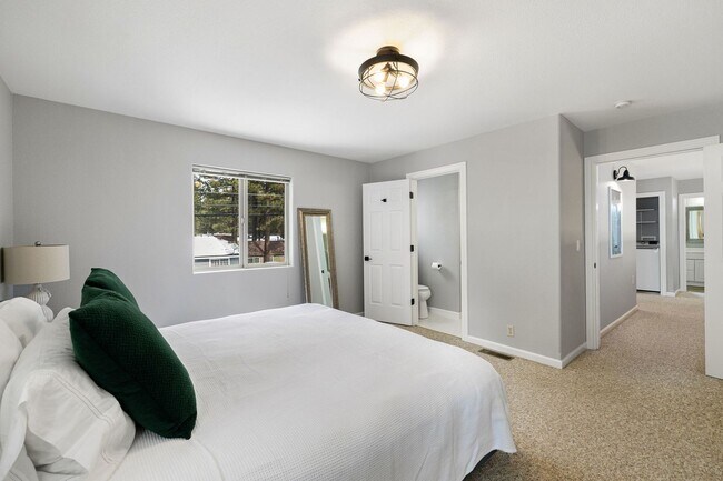 Building Photo - Beautiful Al Tahoe Home in South Lake Taho...