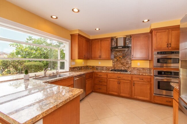 Building Photo - Beautiful + Spacious 4 bedroom/3 bath/3 Ca...