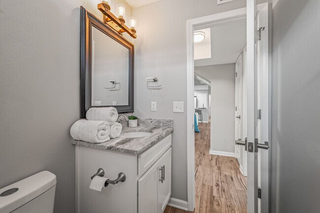 Building Photo - Stunning 4 bedroom with two bonus spaces, ...