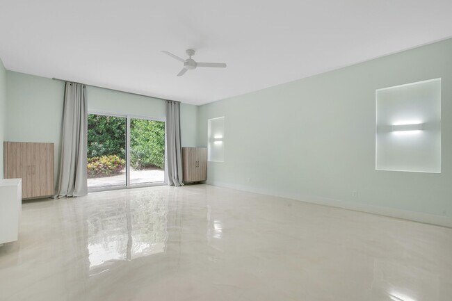 Building Photo - 7351 Valencia Dr