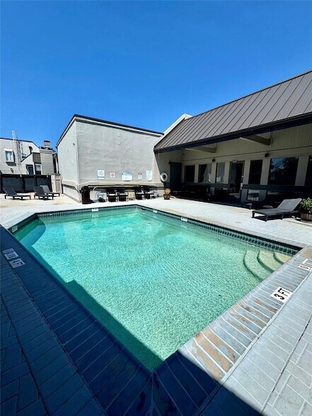 Building Photo - 935 La Posada Dr