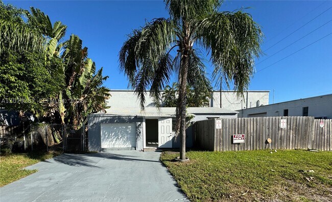 Building Photo - 2105 Monroe St