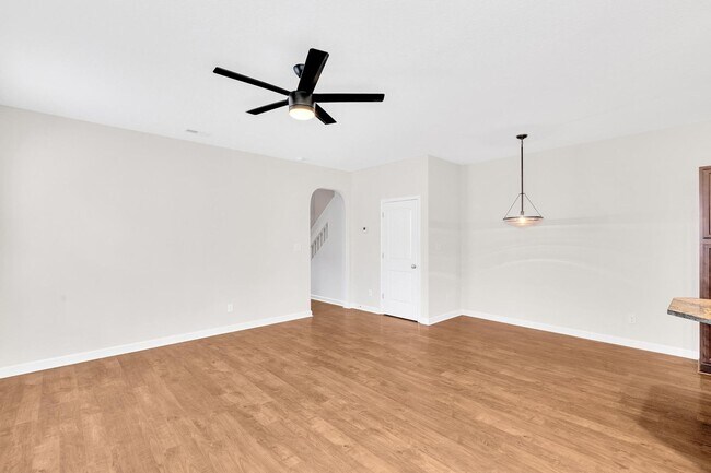 Building Photo - MOVE IN SPECIAL: 1st Months Rent free if l...