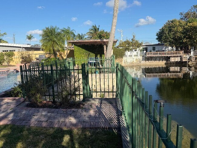 Building Photo - 10720 SW 43rd Ln