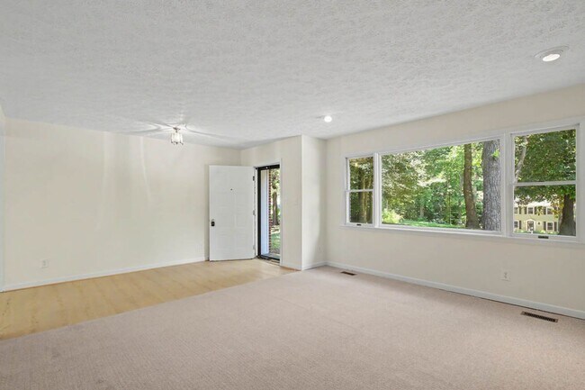 Building Photo - 151 Country Club Dr
