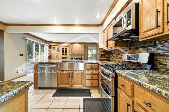 Building Photo - Stunning Home with Central AC and 2-Car Ga...
