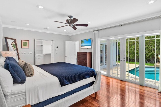 Building Photo - 5915 La Gorce Dr