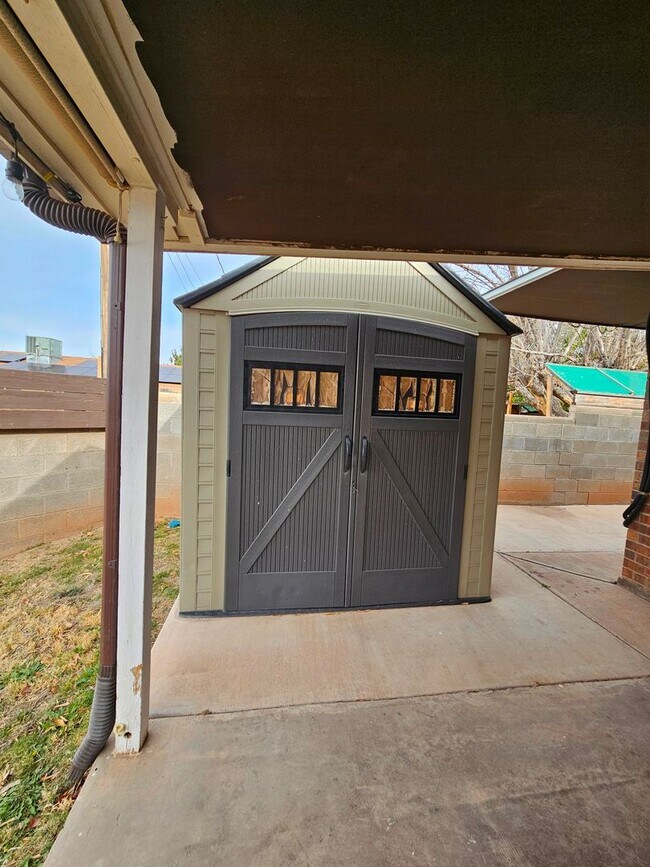 Building Photo - Beautiful 4 Bedroom / 2 Bath Large Home wi...