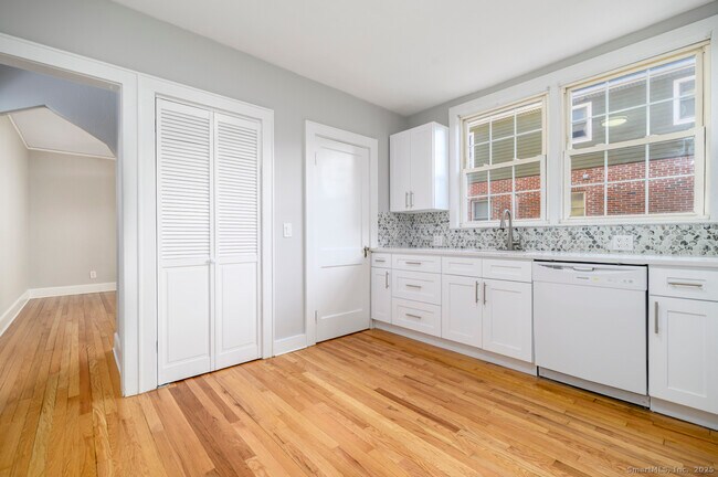 Building Photo - 58 Mayflower Ave