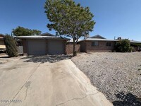 Building Photo - 1006 S Scenic Dr