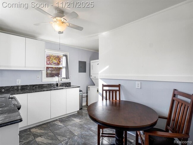 Building Photo - 1320 E Goulson Ave