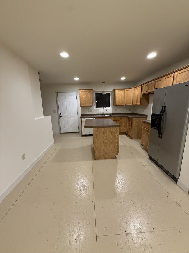 Building Photo - 722 Crooks St