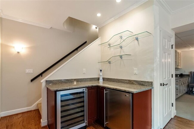 Building Photo - 3850 Glenhurst Dr