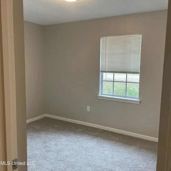 Building Photo - 195 Hayes Dr