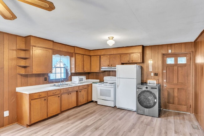 Building Photo - Well maintained 3BR, 1BA single family home with yard, carport and storage shed on quiet road in ...