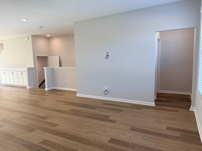 Building Photo - AMAZING Residence, Near Educational Facilities, With Wonderful Amenities!