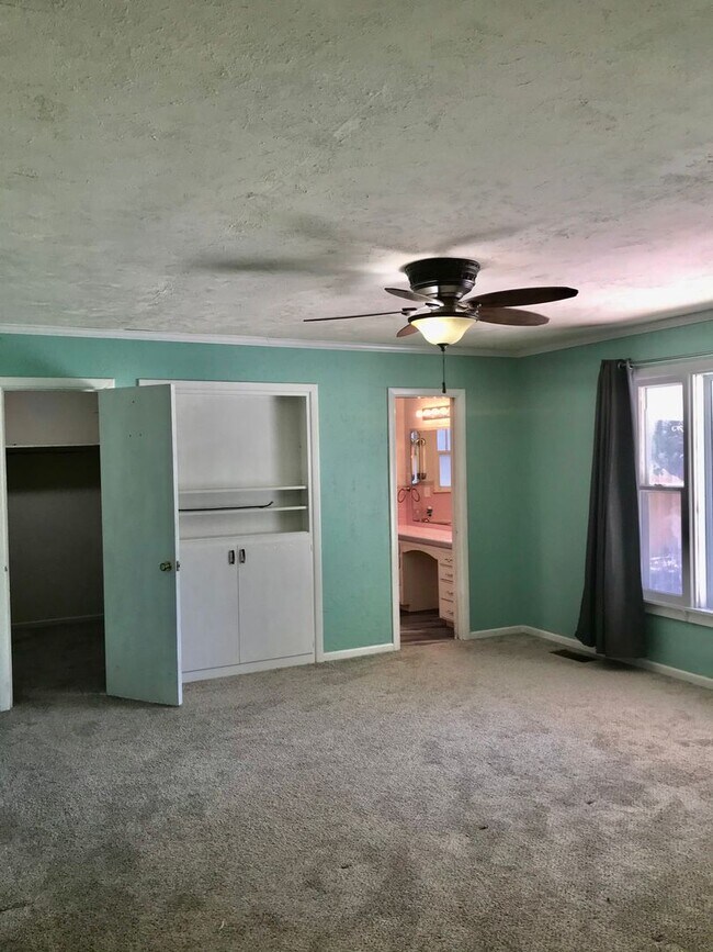 Building Photo - 4 Bedroom, 2 Bath in Sunset Terrace!