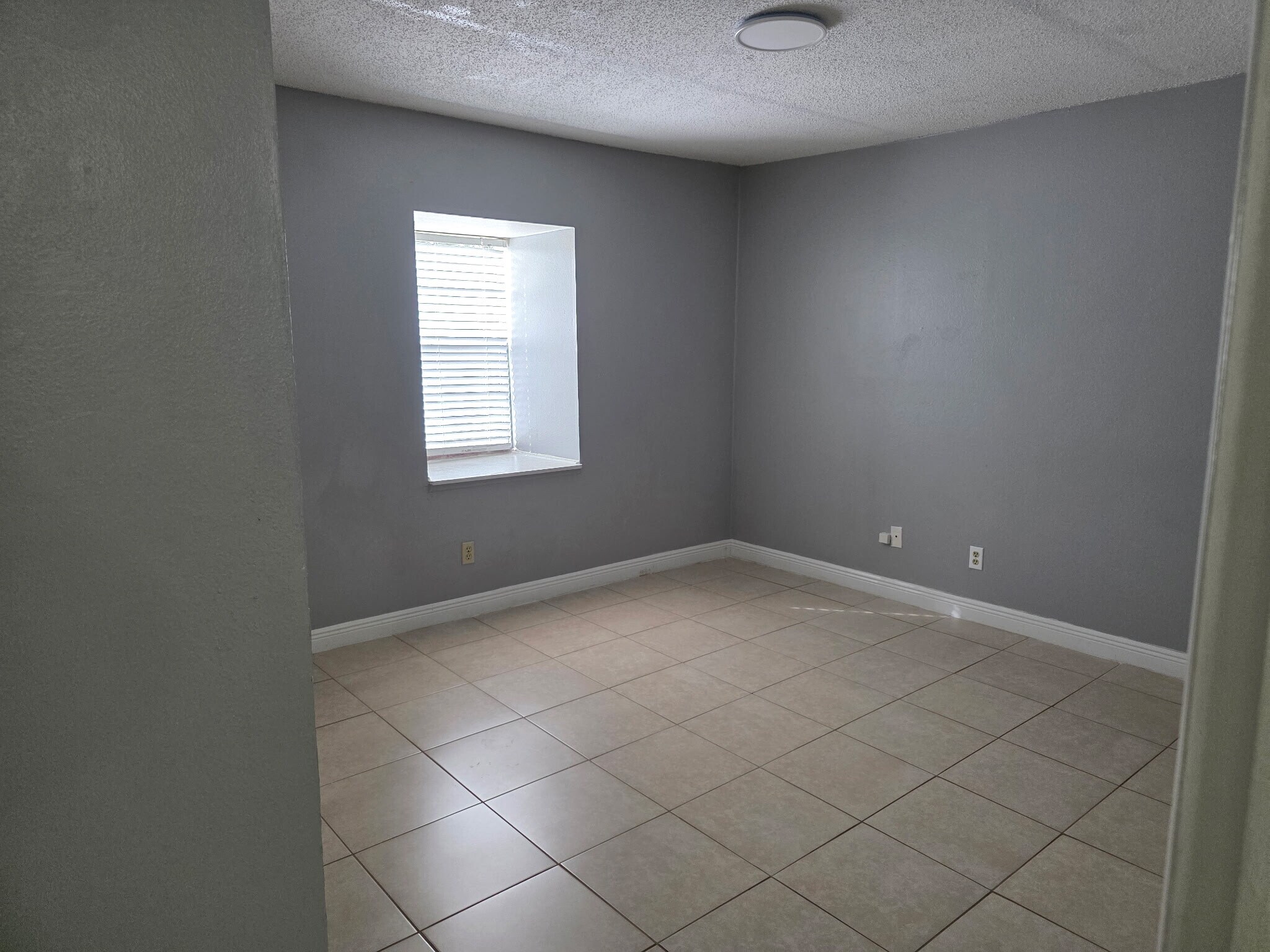 Building Photo - 9004 Tudor Dr