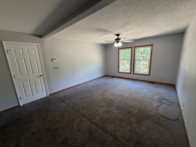 Building Photo - 4BR Colonial with Garage and Large Lot
