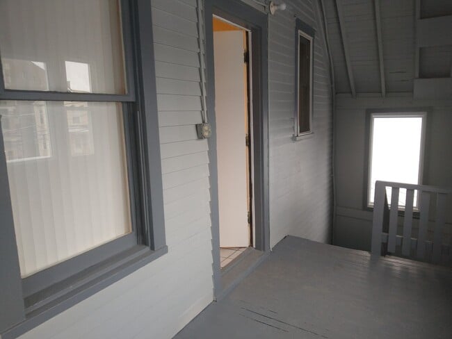 Building Photo - Nice Newly Remodeled 2Br, 1Bth, 2nd Floor -parking included