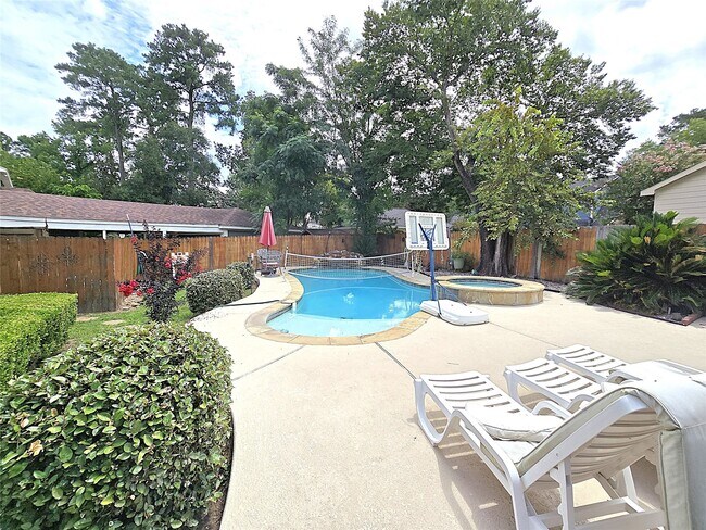 Building Photo - 560 Brandon Rd