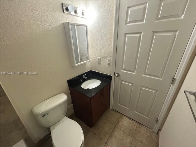 Building Photo - 2880 Pine Tree Dr