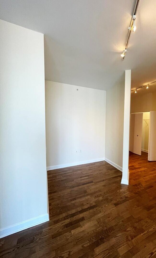 Building Photo - 1235 S Prairie Ave