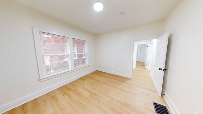 Building Photo - 978 Linwood Ave