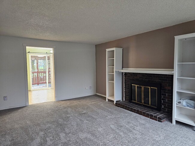 Building Photo - 3 Bedroom 1.5 Bathroom Single Family Home ...