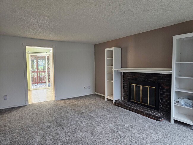 Building Photo - 3 Bedroom 1.5 Bathroom Single Family Home in Redmond!