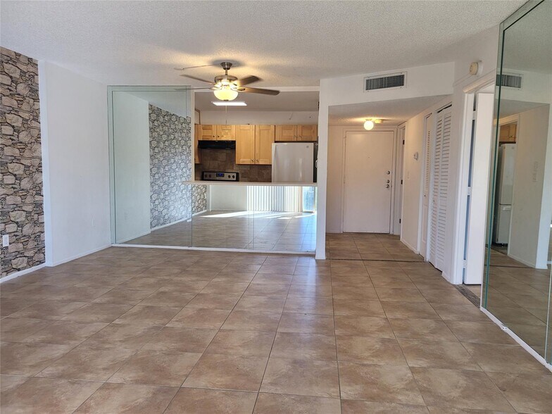 Building Photo - 4158 Inverrary Dr