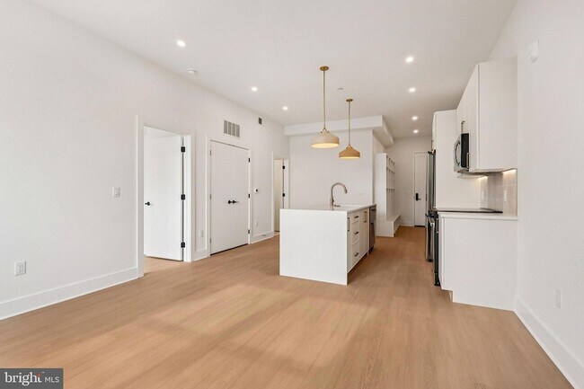 Building Photo - 30 W Allens Ln