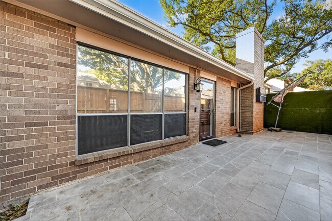 Building Photo - 13925 Hollowgreen Dr