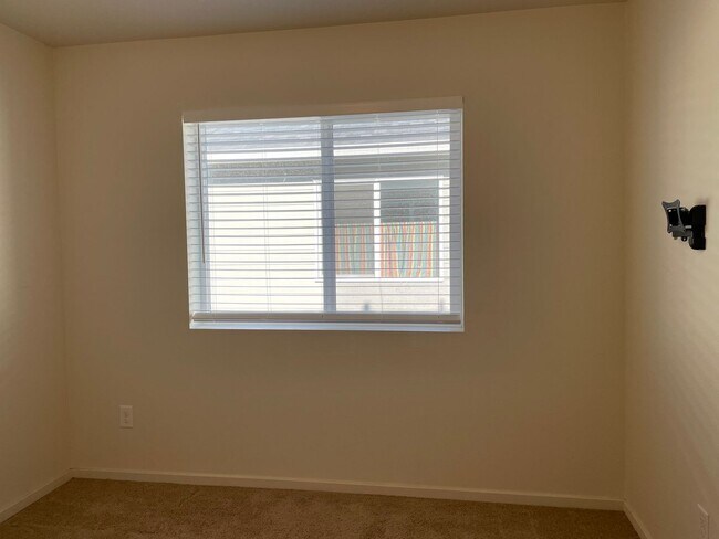 Building Photo - BEAUTIFUL 3 Bedroom 2.5 Bath Home! High Ce...