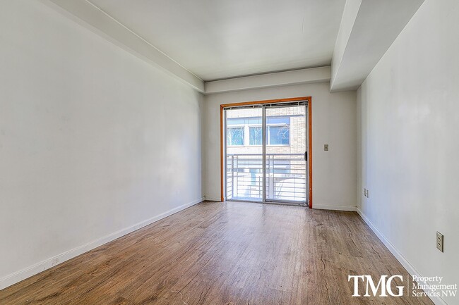 Building Photo - 2 Bed 2 Bath Downtown 3rd Floor Condo Wate...