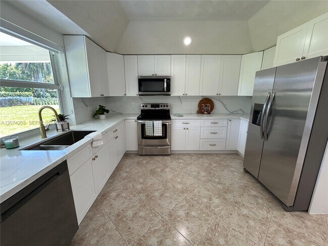 Building Photo - 6611 SW 99th Ave