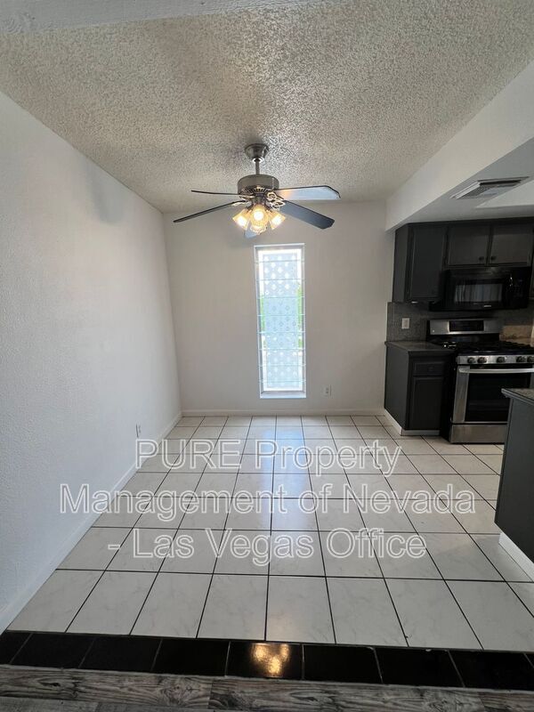 Building Photo - 1405 E Vegas Valley Dr