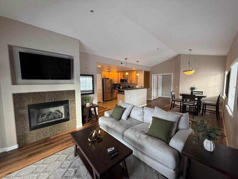 Livingroom/fireplace - 6253 Kilmer Loop