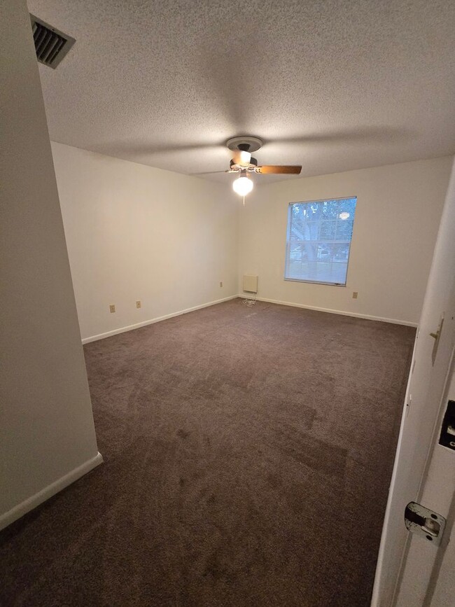 Building Photo - Two Bedroom Condo close to USF