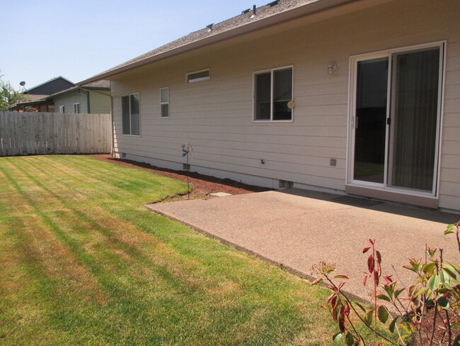 Building Photo - Three Bedroom Home in North Salem with Vaulted Ceiling and Skylight