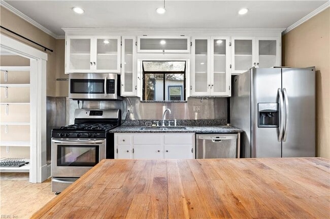 Building Photo - 227 James St