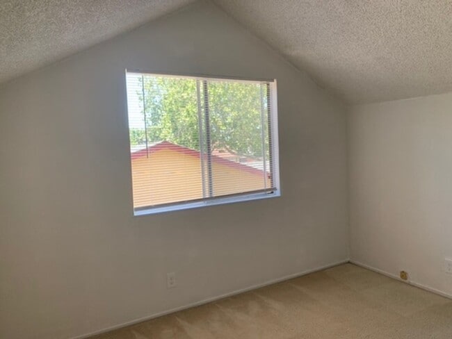 Building Photo - 4 Bed/2 Bath Spacious Home with Big Backyard and New Laminate & Carpet - Union City