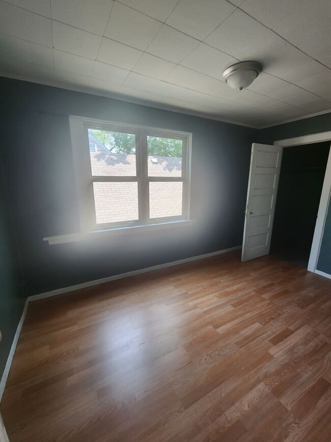 Building Photo - Huge 5 bed 2 bath home for rent